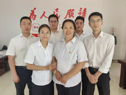 图为屯南社保所和184团社保所交流学习合影