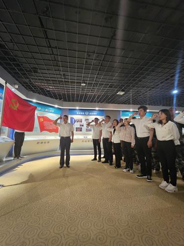 七连党支部余疆书记带领党员重温入党誓词，对党旗宣誓