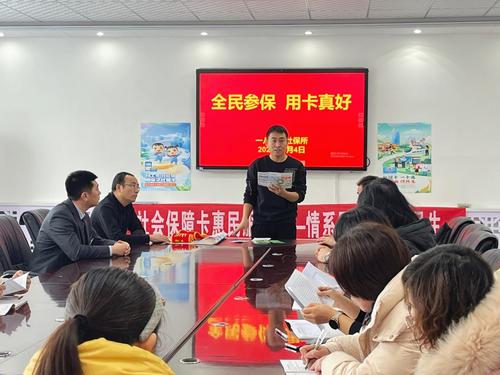 图为工作人员为参保人员宣传讲解社保卡的各项权益