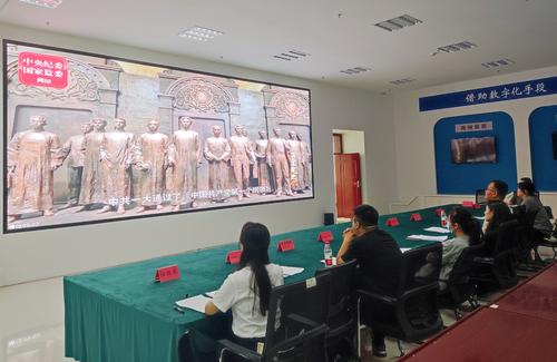 图为青年干部集中观看《党史中的纪律》