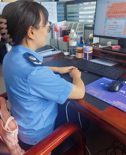 图为司法局党支部组织委员胡凯悦学习党的二十届三中全会公报