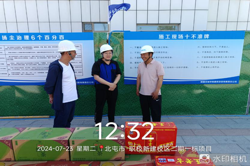 师市住建局及师市总工会发放慰问品