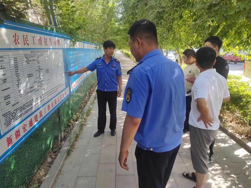 执法人员检查181团在建工地《保障农民工工资支付条例》落实情况台账    马瑞卿摄