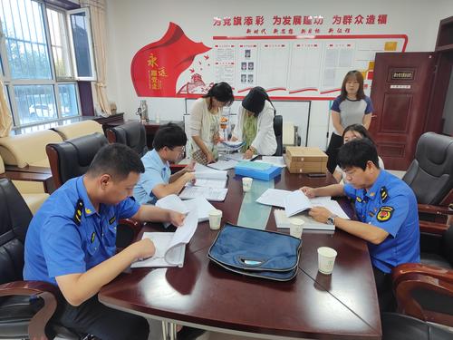 执法人员检查183团在建工地《保障农民工工资支付条例》落实情况台账    马瑞卿摄