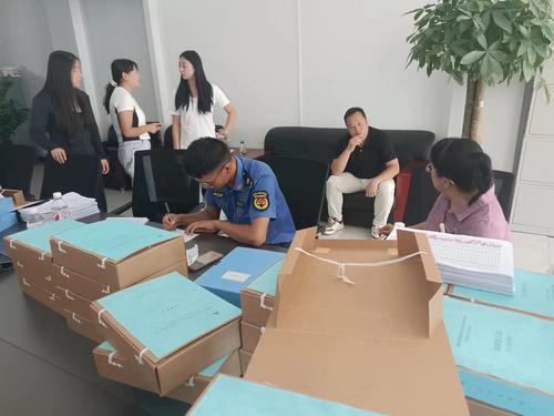 执法人员检查北屯市区在建工地《保障农民工工资支付条例》落实情况台账    苏以航摄