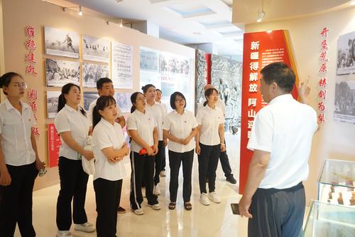 图为十师社保中心党员干部参观屯垦戍边史馆