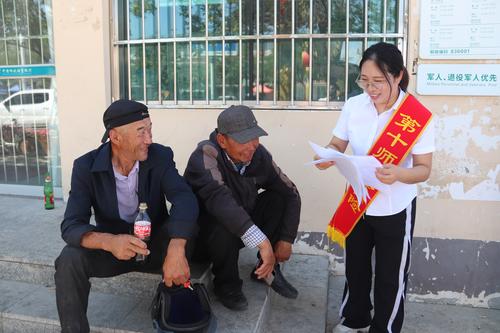 图为十师社保中心为连队职工宣传社保政策