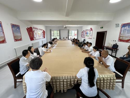 图为十师社保中心和181团三连党支部座谈