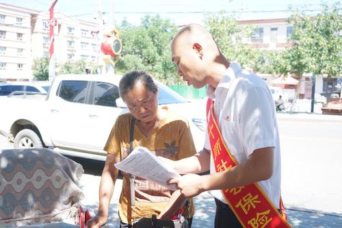 图为十师社保中心干部为连队职工宣传社保政策