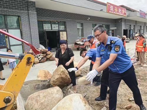 清理会展中心乱堆乱放石头及杂物 何俊豪摄 (4)