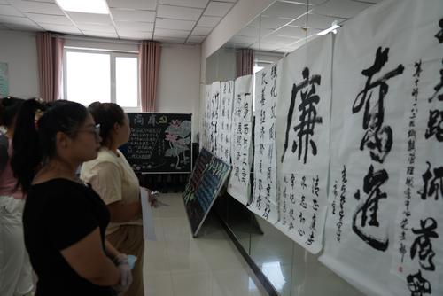基层党员观看廉政书法作品。谢国庆摄