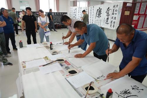 连队党支部书记现场书写廉洁警句格言。谢国庆摄