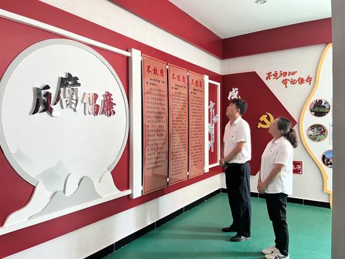 图为工作人员参观齐干吉迭乡党风廉政教育基地