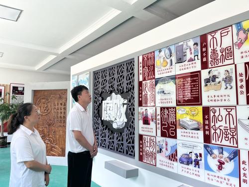 图为工作人员参观齐干吉迭乡党风廉政教育基地廉政文化墙