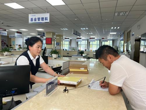 图为十师社保中心工作人员在退休“一件事”窗口为群众办理退休事项