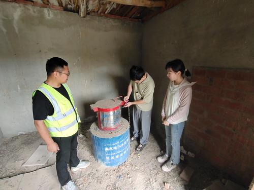 第十师生态环境监测站工作人员、兵团水利工程技术人员、第三方技术人员共同开井采水