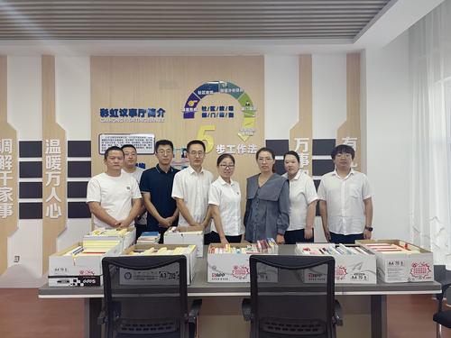 8月29日，十师社保中心联合彩虹路社区开展“‘益’起捐书 共沐书香”捐赠书籍活动