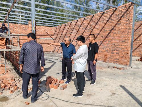 实地察看连队农机农资库房建设情况2