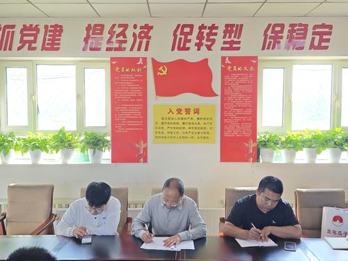 师市工业和信息化局主要负责同志带队一行深入188团6连党群服务中心开展“三联三问三解”联系服务群众工作
