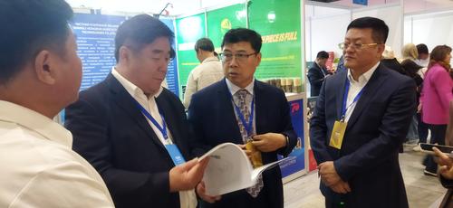 董鹏翔书记、兵团商务局王海清局长鼓励企业开拓市场