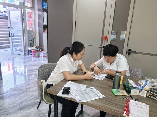 图为十师社保业务人员向居民宣传社保参保缴费政策