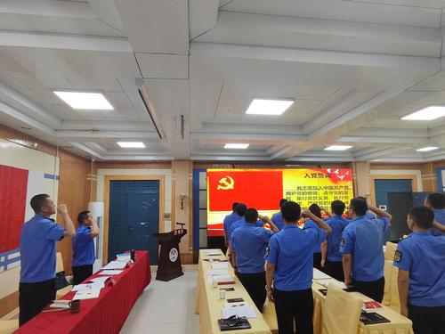 第十师北屯市城市管理综合行政执法支队党支部全体党员重温入党誓词  段泽磊摄 (2)