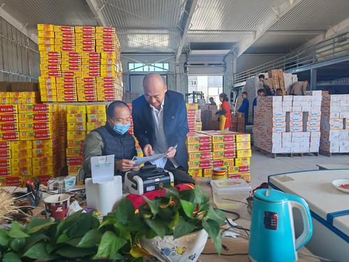 图为十师188团社保所工作人员深入工厂车间向员工宣传社保政策