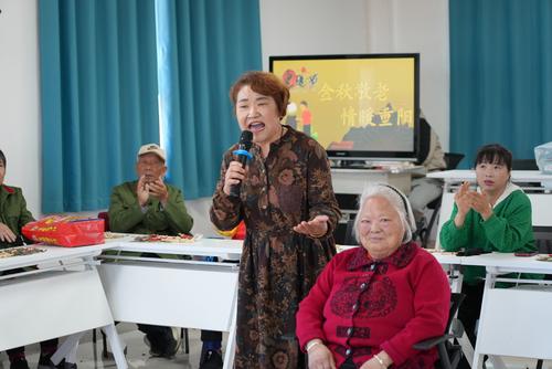 居民独唱。谢国庆摄