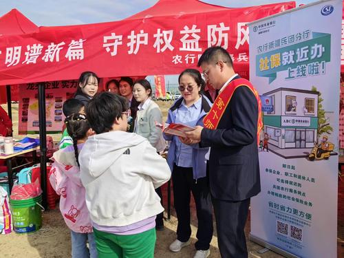 图为“小兵帮办服务队”向群众宣传社保惠民政策