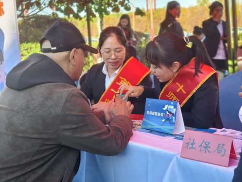 图为十师社保中心工作人员现场指导退休老人线上办理待遇资格认证