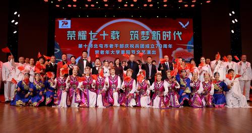 全体演员、嘉宾合影留念