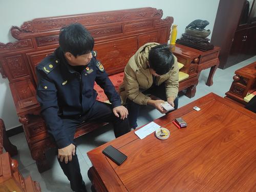 执法人员约谈企业负责人解决农民欠薪问题