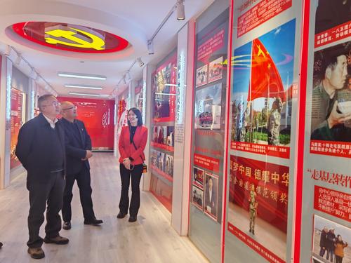 调研组在师市党建示范点融媒体中心党支部调研(1)