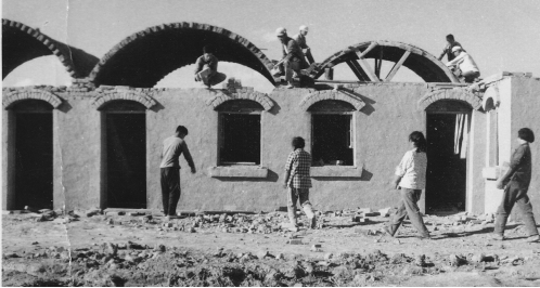 1965年，一八四团职工修建砖拱窑洞房屋　(一八四团资料图）