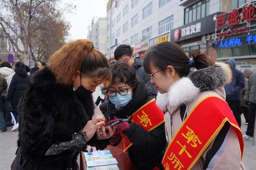 图为11月15日上午，十师社保中心政策咨询组工作人员现场指导居民进行养老待遇资格认证