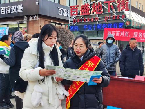 图为11月15日上午工作人员现场“点对点”为群众讲解社保政策