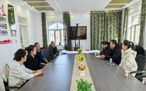 师市文联与一八二团八连连队两委开展座谈。