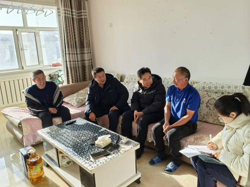 师市文联慰问挂钩帮扶职工群众，与他们亲切交谈。
