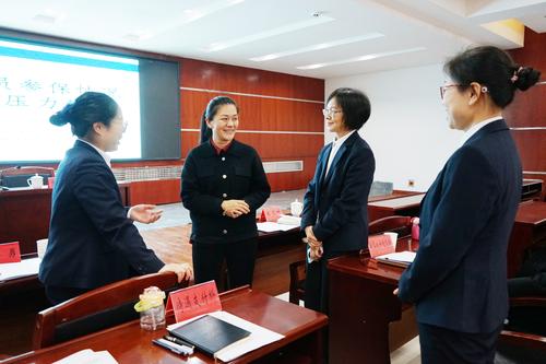 图为12月5日，王静同志和社保业务骨干进行经验交流