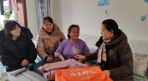 2024年12月16日妇联党组书记、主席苏坤到困境妇女白文革家走访慰问，送上价值200元母亲邮包。