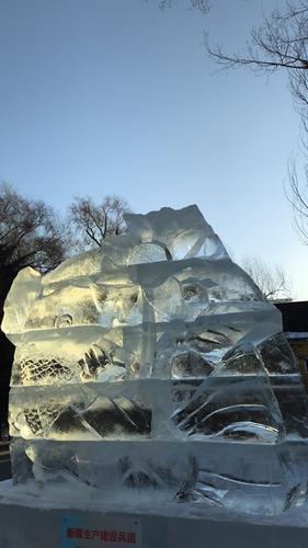 冰雕作品《冰雪亚冬百湖向阳》
