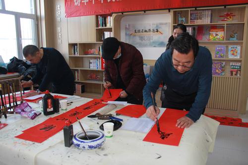 书法老师正在书写对联