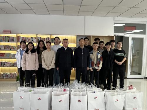 慰问调研组在一八三团青年人才驿站发放新春慰问品