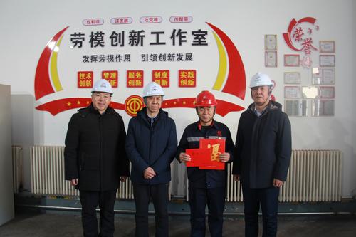 慰问组给兵团劳动模范李忠泉送慰问金和对联