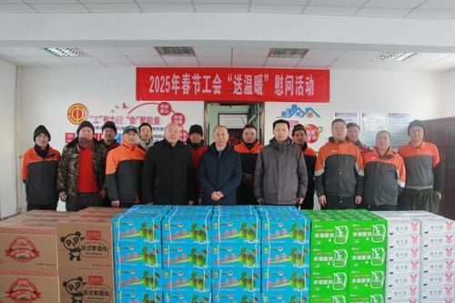 慰问组民营快递企业联盟联合工会的快递小哥们送慰问品