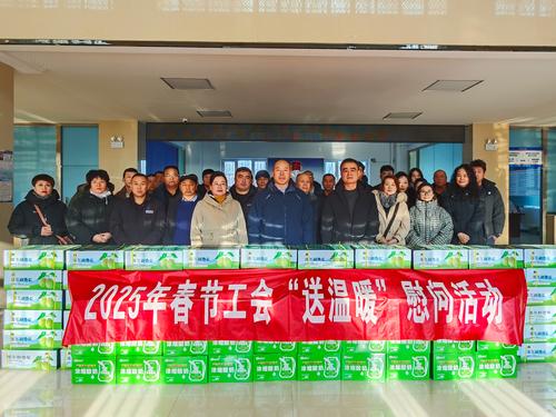 第十师北屯市总工会在师市交通局给货车司机送慰问品（合照）