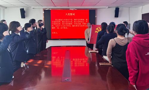 图为2月12日，十师社保中心党员干部重温入党誓词