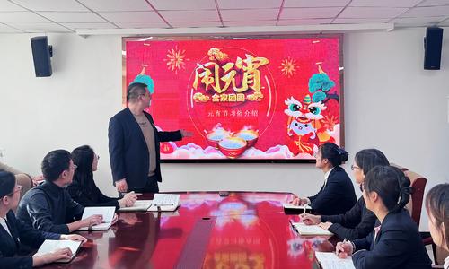 图为2月12日，十师社保中心干部讲解元宵节由来、地方习俗等中华传统文化知识