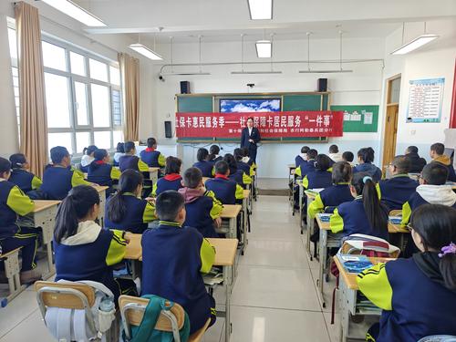 图为十师188团社保所工作人员向学生讲解社保知识