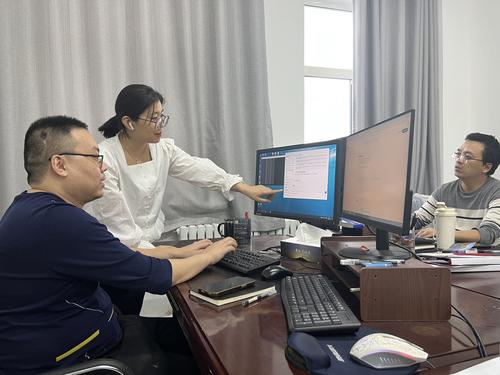 此图为工作人员在调试政务云DeepSeek-R1人工智能模型